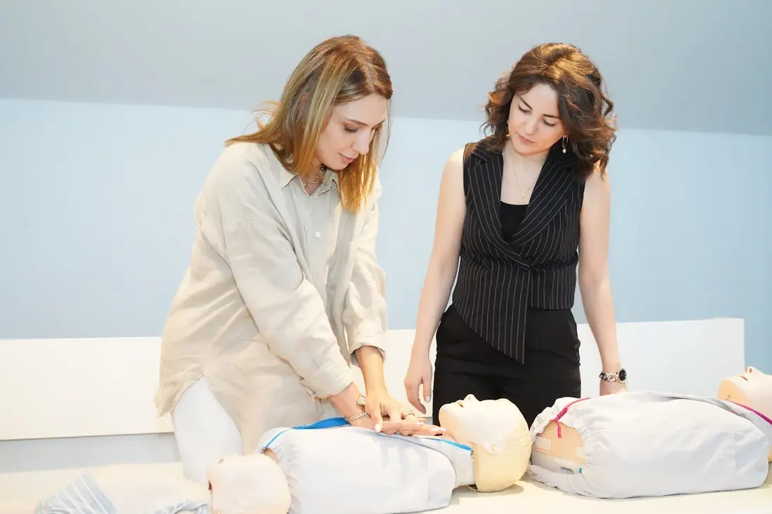 Formation SST Lille, deux stagiaires sur mannequin de premiers secours