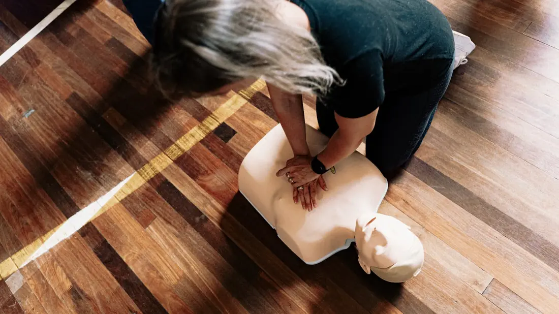 Formation SST Lille, pratique sur mannequin de massage cardiaque